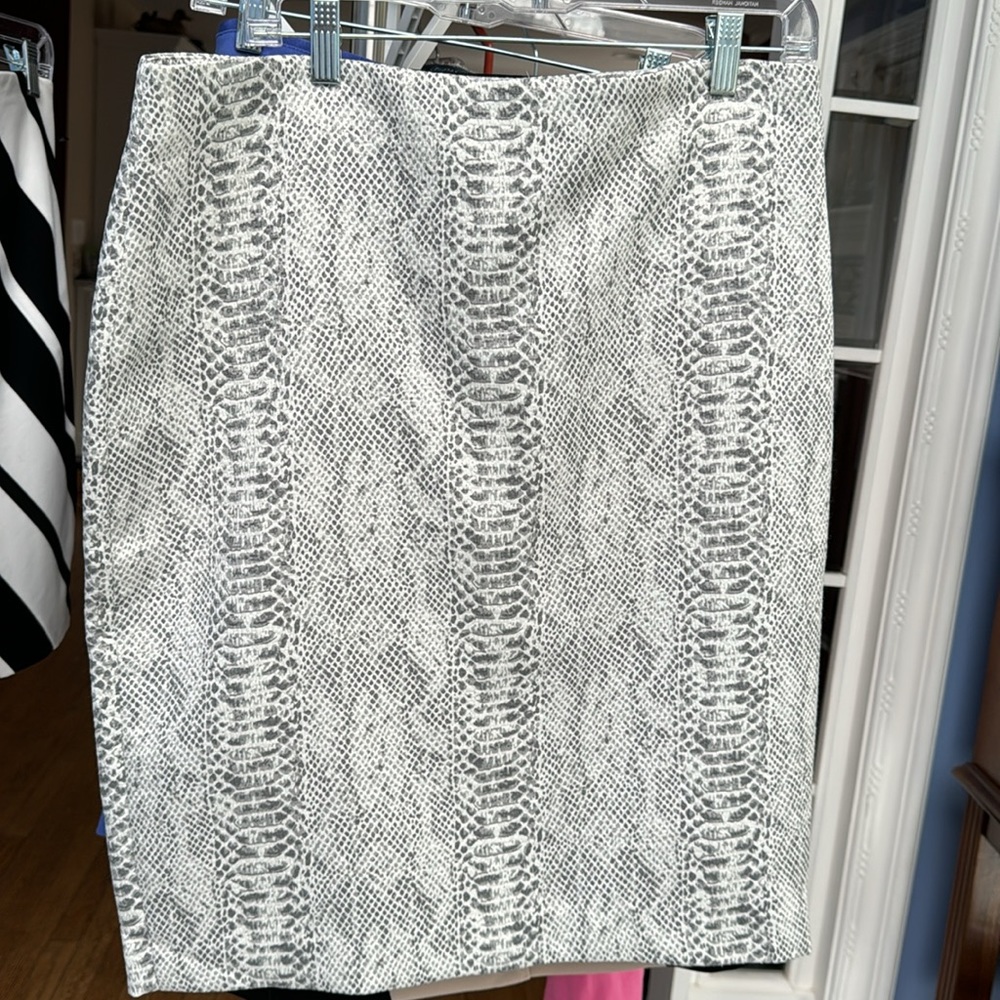 Ann Taylor Pencil Skirt Snake skin design size 14